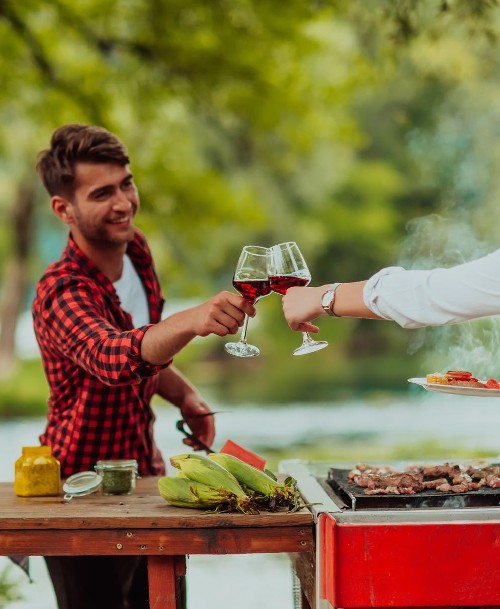 Bbq Holding Wine Glass