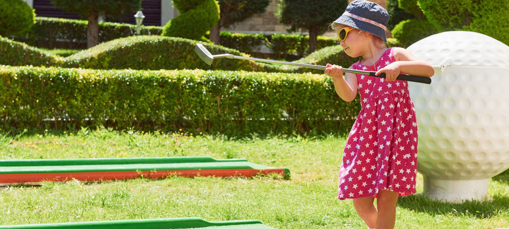 daughter playing putt putt